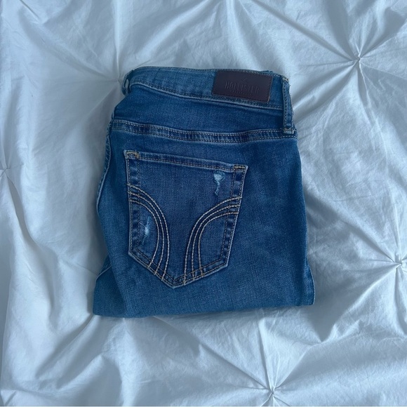 2/$20 Hollister Low Rise Super Skinny Size: 26 - Picture 2 of 7